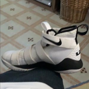 Nike LeBron James Soldier 10 SFG Men’s size 9